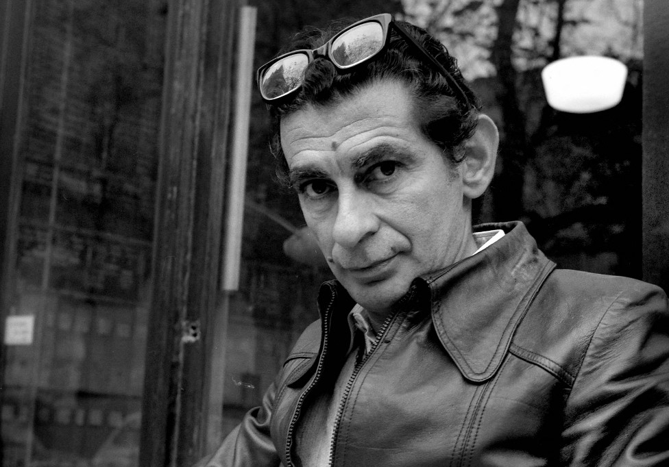 Le cinéaste égyptien Youssef Chahine photographié à Paris en 1977.
