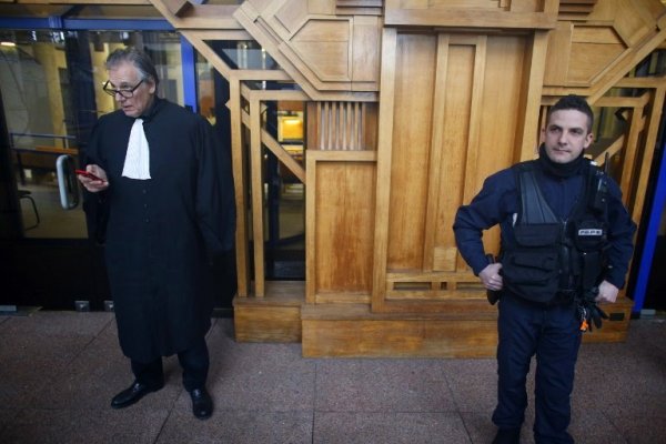 Procès Saboundjian-Bentounsi – Les collègues du policier accusé de la mort d’Amine Bentounsi pris en flagrant délit de mensonge