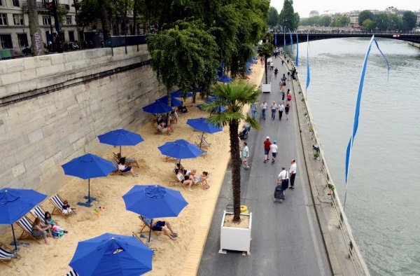 Paris-plage s’ouvre « avec du sang sur son sable »