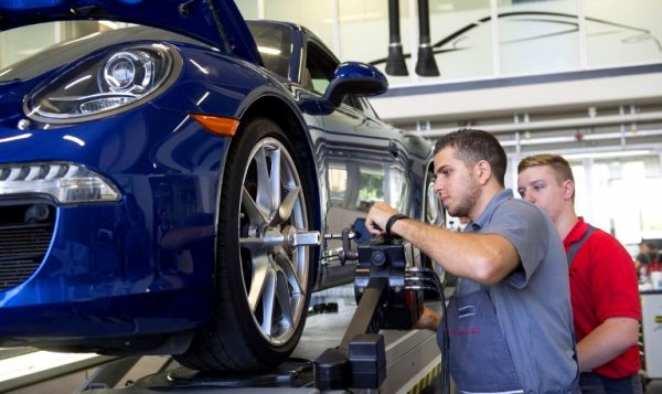 Porsche forme les réfugiés
