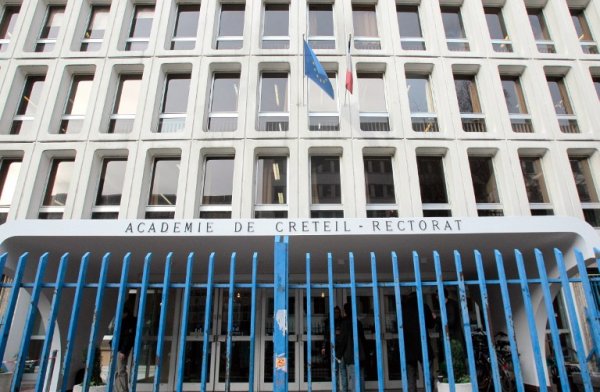 Les enseignants non-titulaires se mobilisent devant le rectorat de Créteil