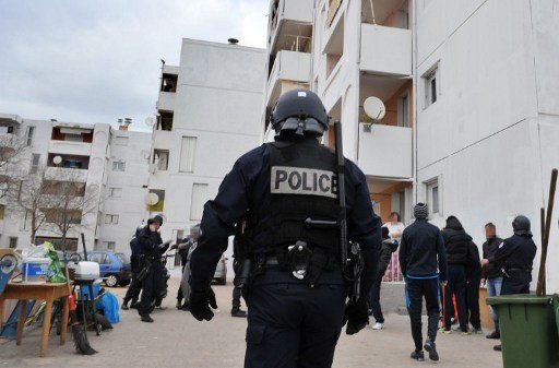 Plainte d’une victime de bavure grièvement blessée par la police qui le confond avec un braqueur
