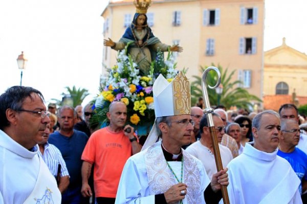 L’évêque d’Ajaccio remet les pendules à l’heure à destination de ceux qui « brandissent les racines chrétiennes pour justifier certaines crispations »