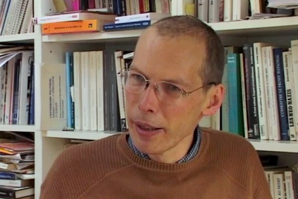 « Le FN, en devenant le premier parti, casse le bipartisme de la vie politique française », René Monzat spécialiste de l’extrême droite.