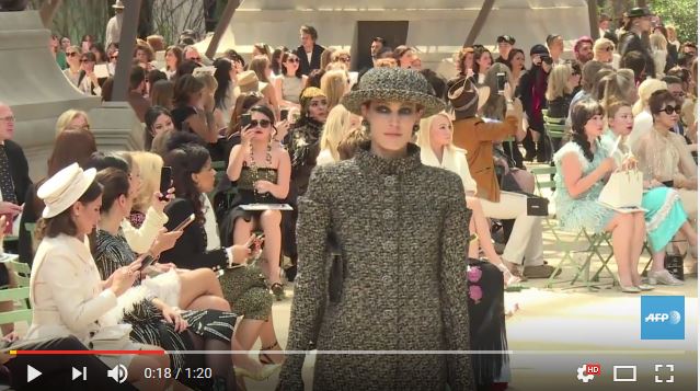  La Tour Eiffel entre dans le Grand Palais pour le défilé Chanel