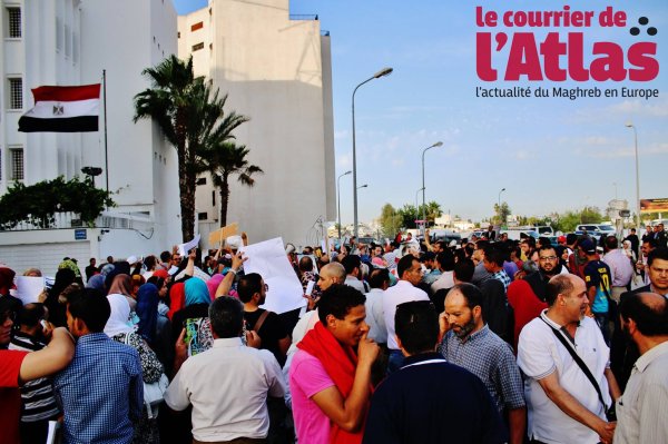  [Vidéo] « A bas le règne des militaires ! », scandent de jeunes Tunisiens devant l’ambassade égyptienne
