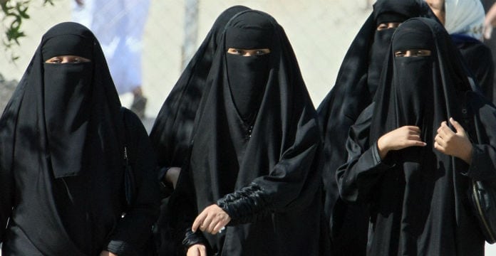 Etablissements publics: l’interdiction du niqab reste en vigueur