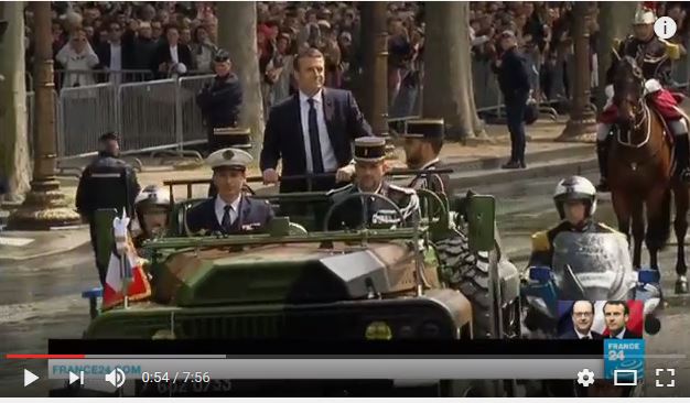 Emmanuel Macron remonte l’avenue des Champs Elysées vers l’Arc de Triomphe