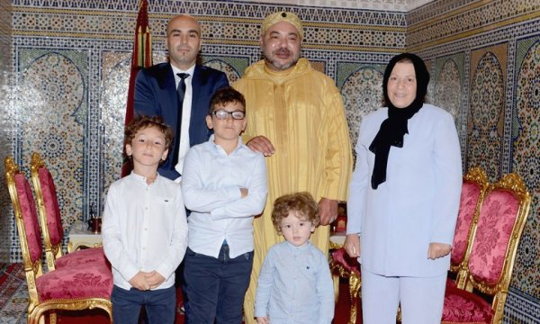  Le Roi Mohamed VI reçoit les membres de la famille de Loubna Lafquiri, victime marocaine des attentats de Bruxelles