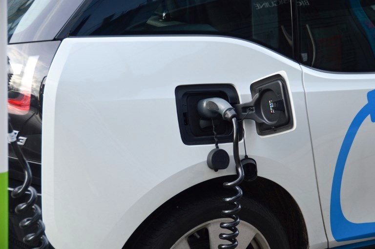  Des bornes électriques placées sur les autoroutes