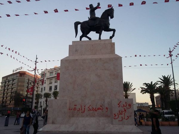Comparution immédiate pour avoir tagué la statue de Bourguiba