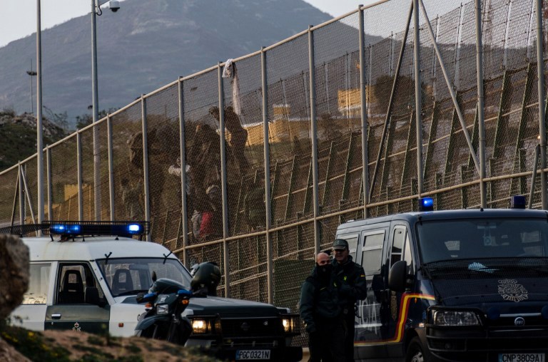 Des centaines de migrants subsahariens tentent de force de pénétrer Sebta