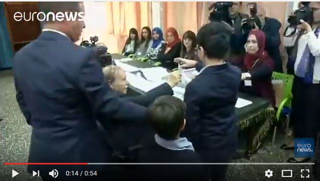  Elections en Algérie: Bouteflika n&rsquo;arrive pas à mettre le bulletin dans l&rsquo;urne