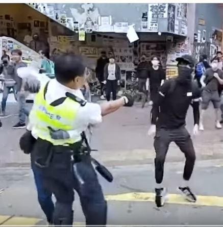 Tirs à balles réelles et homme brûlé vif : chaos à Hongkong
