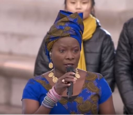 Angélique Kidjo a ému les spectateurs avec la chanson « Blewu »