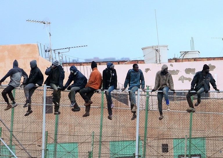 Un mort et 19 blessés dans un assaut de migrants sur la clôture de Melilla