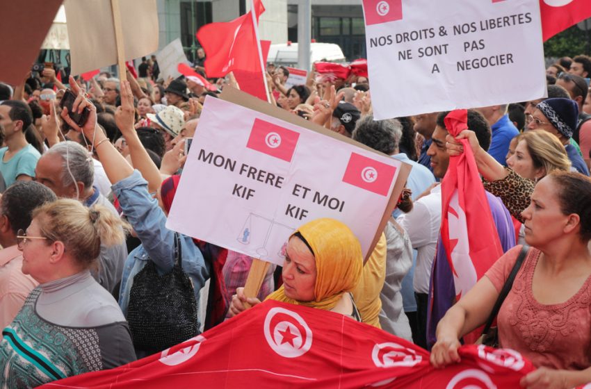 Les drapeaux sont de sortie pour la manifestation de soutien à la COLIBE