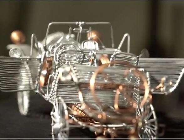  Un jeune palestinien fabrique des voitures en fil de fer