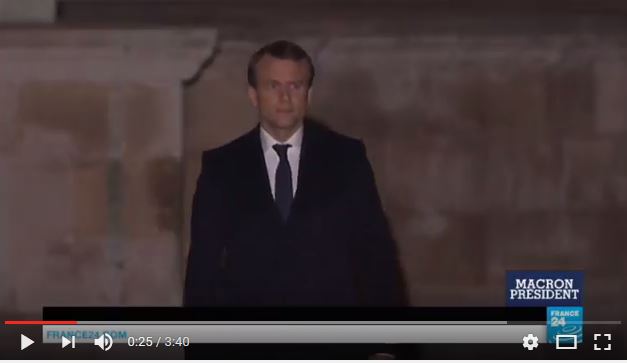  Historique ! Emmanuel Macron s&rsquo;avance, seul, sur la scène du carroussel du Louvre