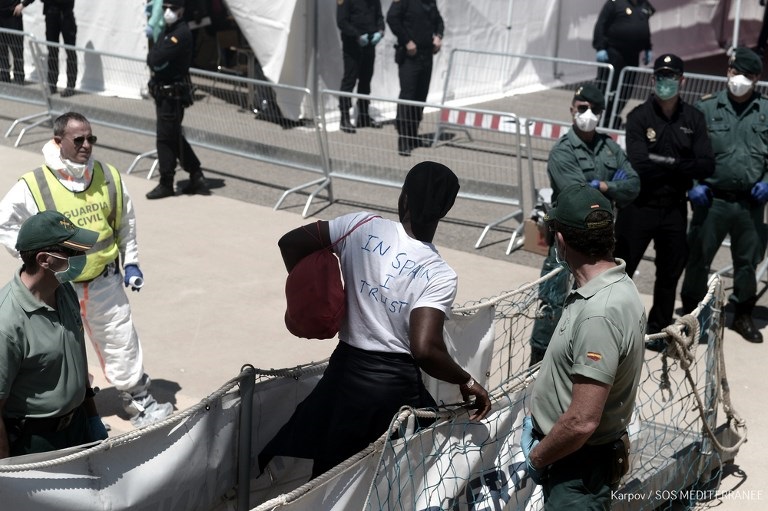 Accueil des migrants rescapés : le paradoxe français