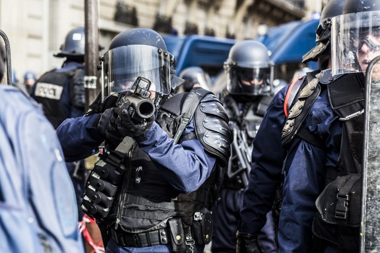 Gilets jaunes/mobilisation lycéenne : le flash-ball, objet du délit ?