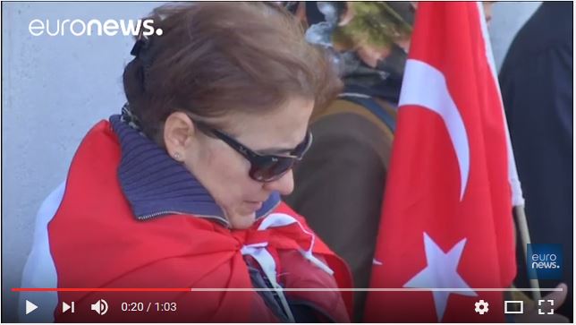  Istanbul : des centaines de personnes se recueillent sur les lieux du double attentat