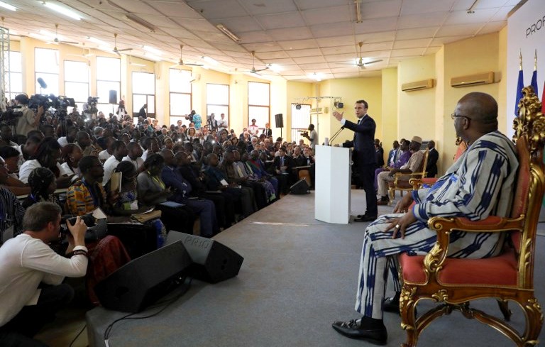 Emmanuel Macron refuse de « dire à l’Afrique ce qu’elle doit faire »