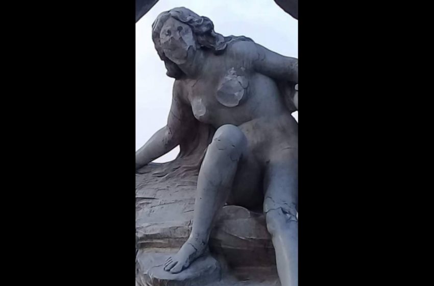 A Sétif, un homme vandalise une statue représentant une femme nue