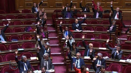 Sorties scolaires : Le Sénat adopte l’interdiction des signes religieux