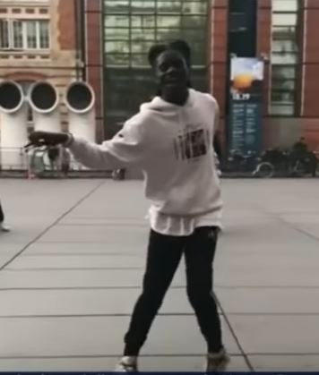 Grâce à son moonwalk, ce jeune Français est devenu une star