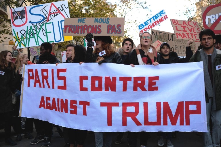 Les Américains de Paris ont défilé contre Trump