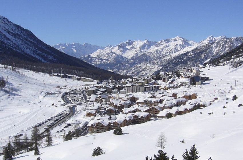 Une centaine de personnes rendent hommage à un jeune décédé en traversant les Alpes