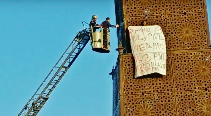 « Pardon la vie, je t’aime PNL », brandit un tunisien en haut de l’horloge