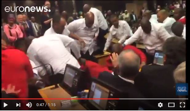 Violente bagarre au Parlement sud-africain