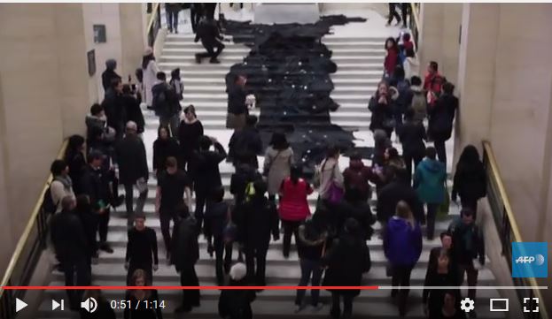  Des militants font couler une « rivière de pétrole » au Louvre