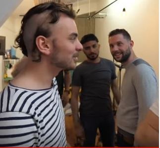 On fait des coupes de cheveux à des inconnus