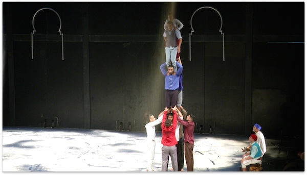 (video) Groupe Acrobatique de Tanger, enchantements et acrobaties