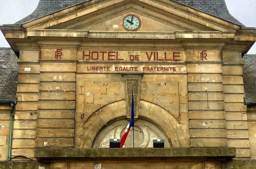 « Je suis fatigué de l’indignation sélective », Azzedine Taïbi, qui a mis en berne les drapeaux de sa mairie de Stains, en hommage à l’Egypte