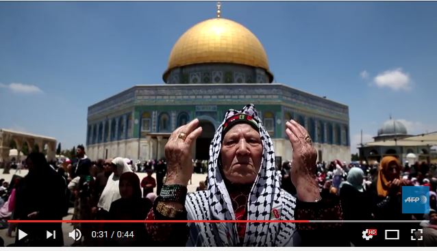  Jérusalem: des milliers de Palestiniens prient à Al Aqsa