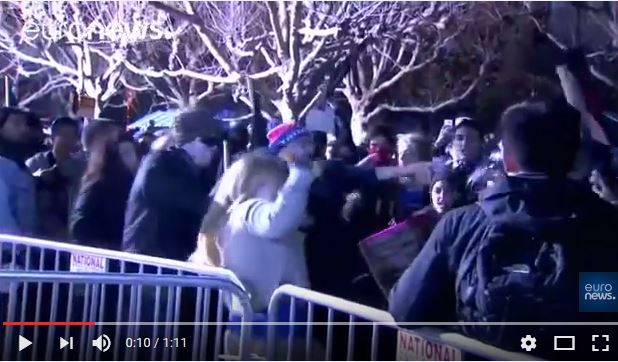 USA : Violente manifestation à Berkeley contre la visite d’un éditorialiste radical