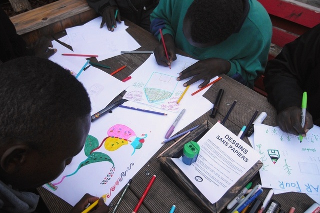 « Dessins sans papiers », un recueil de croquis pour aider les migrants