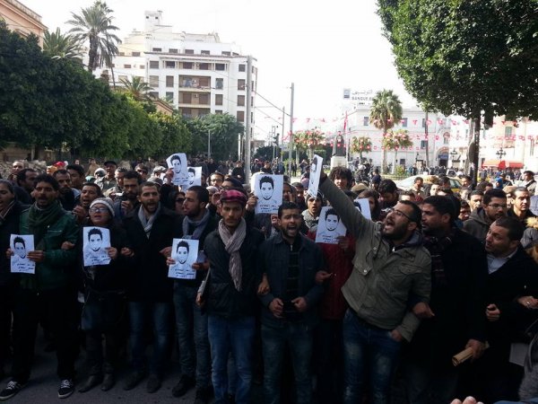  Décès de Ridha Yahyaoui : des centaines de manifestants Avenue Bourguiba