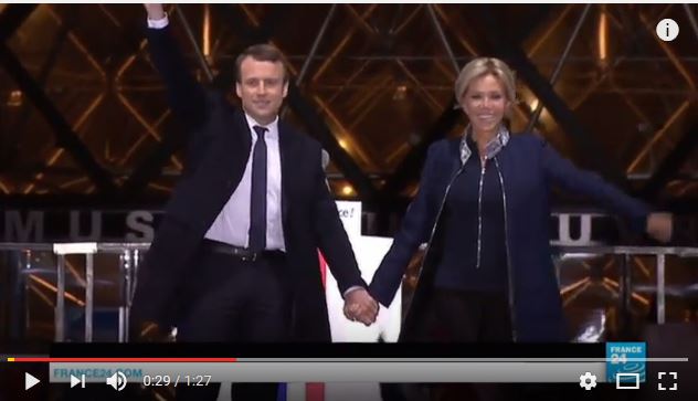  Emmanuel Macron, président élu, avec son épouse Brigitte sur la scène du Carroussel du Louvre
