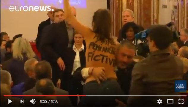  Violente expulsion d&rsquo;une Femen qui interrompt une conférence de Marine Le Pen