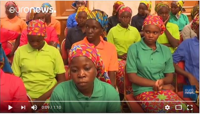  Le président nigérian s&rsquo;affiche avec les jeunes filles relâchées par Boko Haram