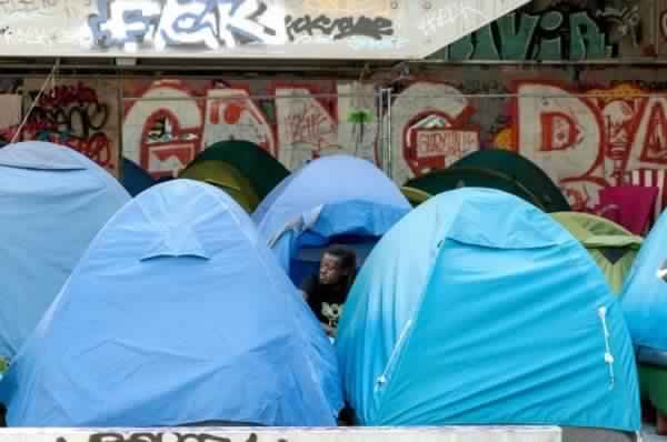 Près d’un millier de migrants campant à Paris évacués vers des centres d’hébergement