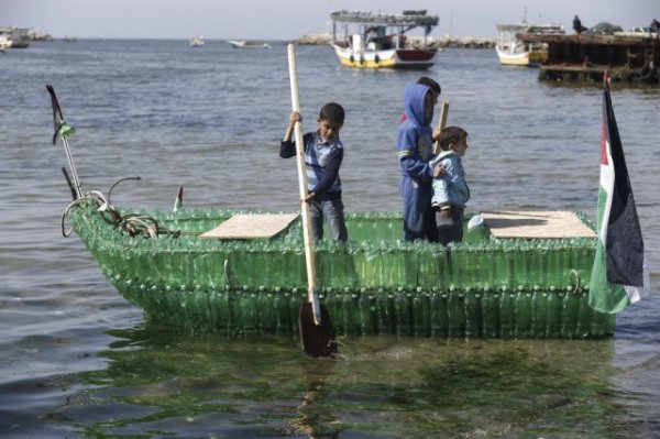 A Gaza, des jeunes « pour briser la déprime de l’enfermement » naviguent sur un bateau construit avec des bouteilles en plastique