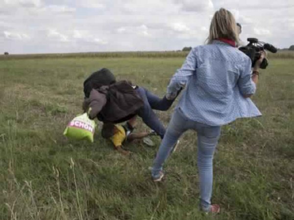 (Vidéo) Une enquête criminelle ouverte contre la journaliste qui a agressé des migrants