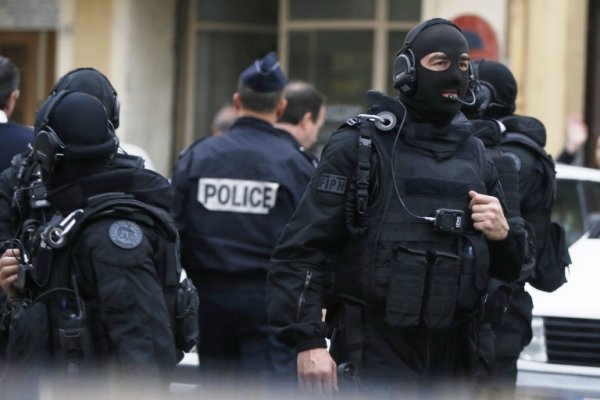 Le Raid débarque chez le co-président de l’Union juive française pour la Paix en croyant qu’il a assassiné sa femme