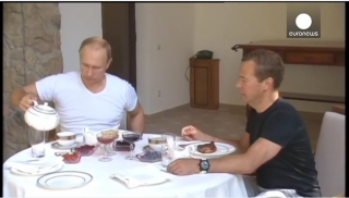  Poutine et Medvedev prennent le petit déjeuner ensemble